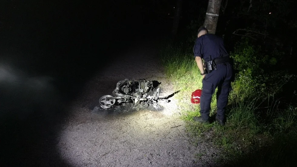 Polisen undersökte den utbrända mopeden under natten.