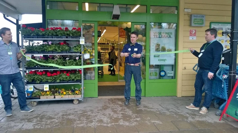 Invigd. I snöblandat väder klippte butikschef Nic Söderqvist banden till nya Coop Krokek.