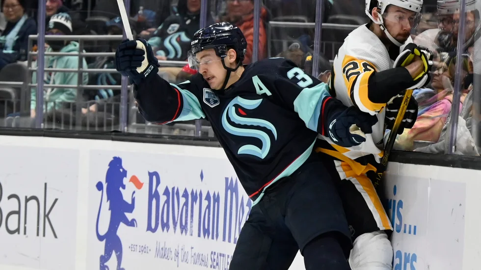 Marcus Pettersson i duell med Seattlespelare. 