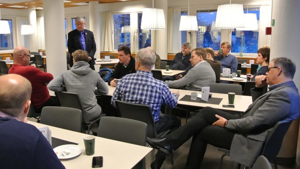 Bert Öhlund, kommunstyrelsens ordförande, lyssnar av vad företagare har att säga i Ersmark. Foto: Susanne Lindberg
