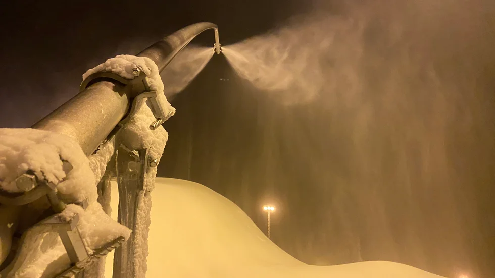 Snökanonerna kan vara igång vid temperaturer upp till minus två grader, men för att mycket snö ska kunna ta form behövs temperaturer på fyra minusgrader och under.   