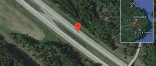 Personbil stillastående på E18 - helt stopp i ett körfält