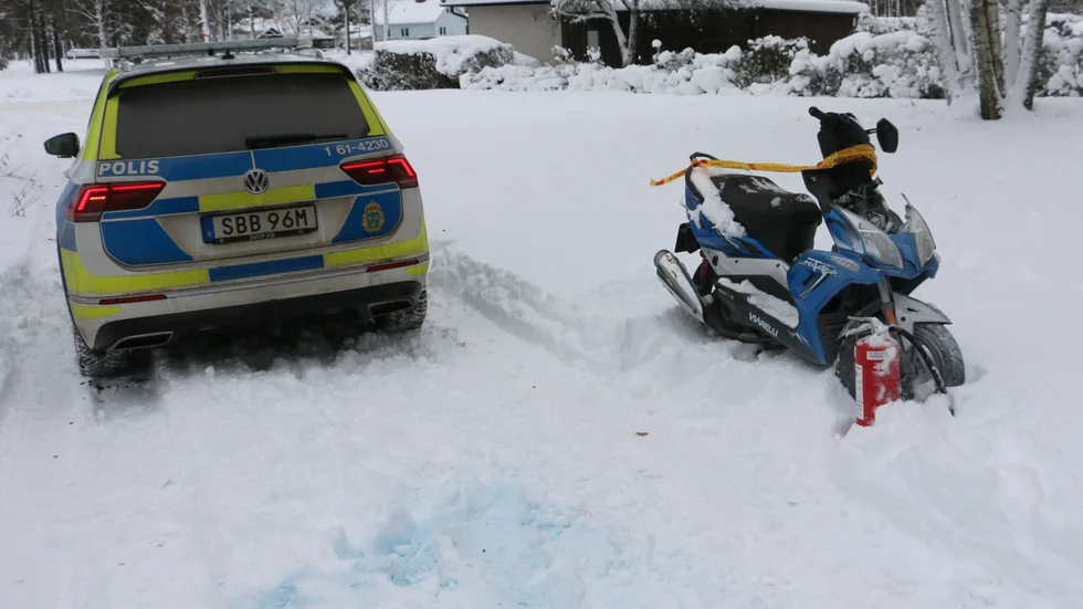 Den stulna mopeden hittades i snön en bit från garaget där den stals. Någon hade dessutom tömt en pulversläckare över den.