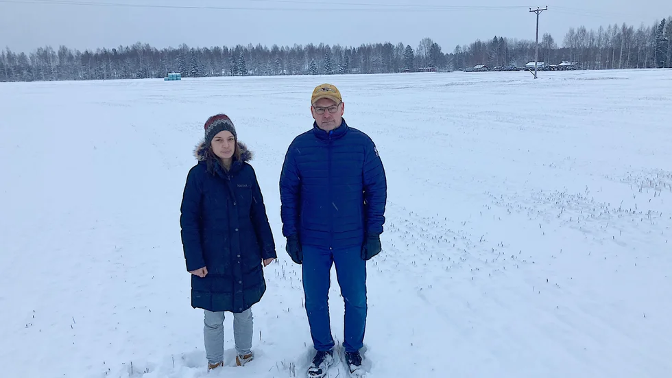 Åkermarken bör inte bebyggas med hus. Det menar Kristina Sigfridsson, från Hushållningssällskapet och Lars Eriksson, mjölkbonde i Hundsjö och medlem i LRFs kommungrupp, som på bilden står på platsen där 300 hus planeras sättas upp."Här finns Bodens bästa jordbruksmark".
