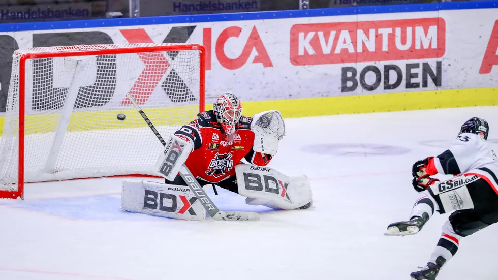 Ace Cowan satte den avgörande straffen som gav Kalix Hockey segern och två poäng i premiären av allettan.