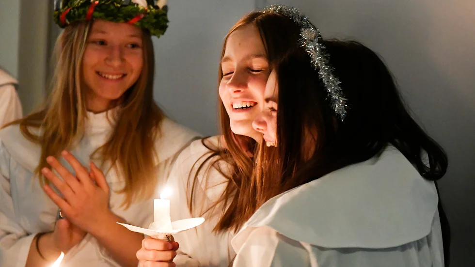 Alva Kercoff blev Skelleftebygdens lucia 2021. Naemi Sevdin och Emelina Gjolikov Laisfeldt gläds med henne. 