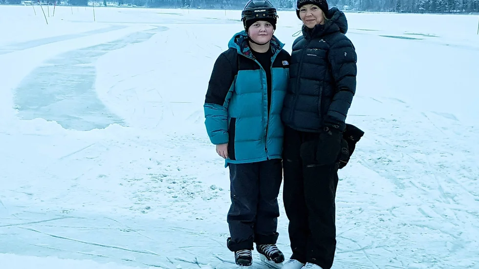 Max och Annika Fjellström passade på att åka skridskor på fredagen när Max var ledig från skolan. "Det är bra skridsko-is på de flesta ställen så vi har åkt ett varv", säger Annika Fjellström.