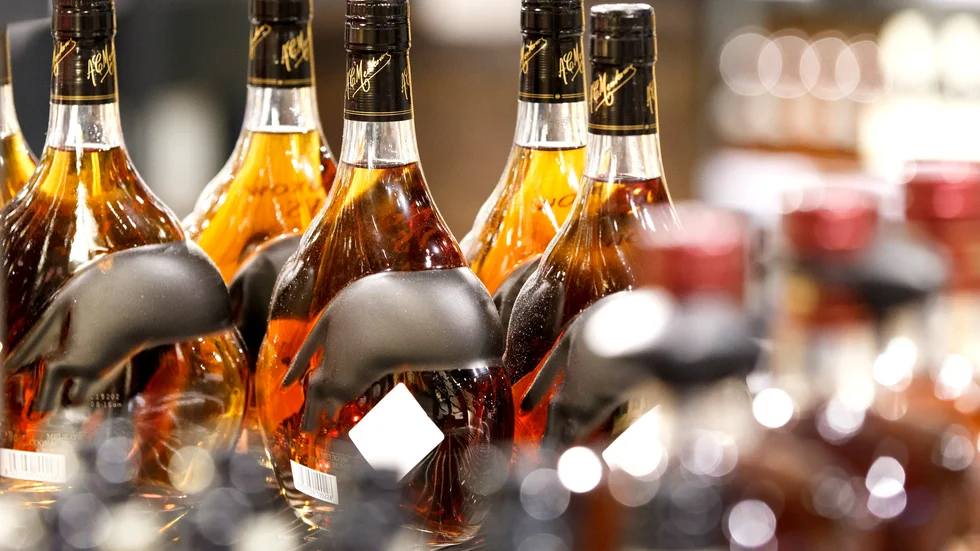 Frågan är vad som händer när en vara – i det här fallet sprit, vin och/eller öl – som inte borde kommersialiseras blir föremål för vinstintresse.