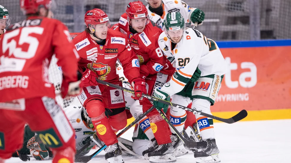 Trångt framför Kristianstadsmålet. Svårt att se för målvakten Feredrik Dichow. Gästerna från Skåne vann med tre måls marginal mot ett Almtuna som brände de flesta av sina chanser.