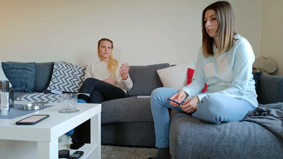 Vi klagar inte över att vi måste jobba 100 procent, vi skulle mer än gärna vilja jobba 100 procent om ni ger oss ett bra schema med bra lön och mer personal, skriver Klaudia Faluhelyi Fodor.
Bilden är från reportaget om arbetsmiljön på äldre- och demensboendet Myntan med skyddsombuden Madeleine Ervik och Klaudia Faluhelyi Fodor.