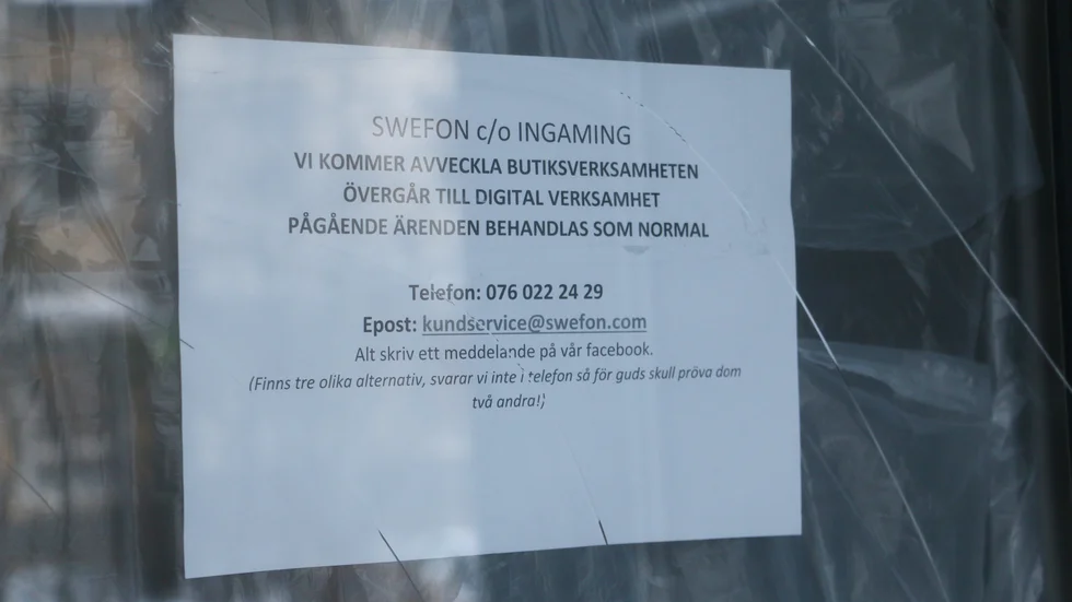 Med en enkel lapp på dörren meddelas kunderna att butiken läggs ner och att verksamheten hädanefter kommer att skötas digitalt. 