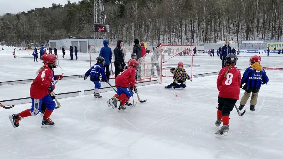 Stormarna till trots blev det matchspel för barnen i Bandykul (5-9 år) på söndagen på Studenternas.