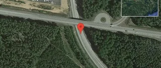 Lastbil stillastående på väg 56 - helt stopp i ett körfält