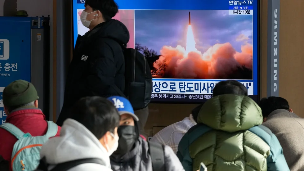 En tv-skärm på en järnvägsstation i Sydkoreas huvudstad Seoul visar bilder från söndagens robottest i grannlandet i norr.