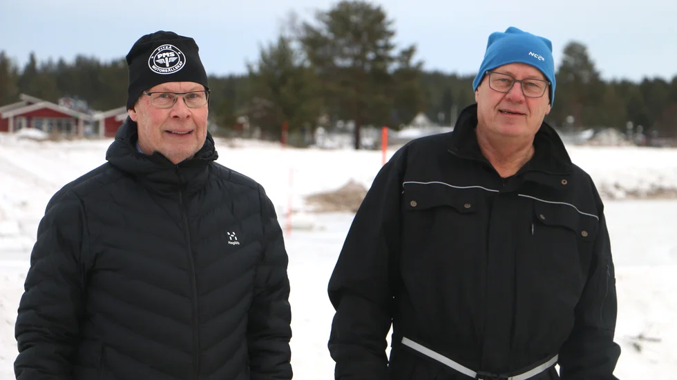 Per-Åke Nilsson och Kurt Pettersson har mycket att stå. Ända sedan den 1 december har Piteå MS arbetat med banläggningen inför Race of Champions. 