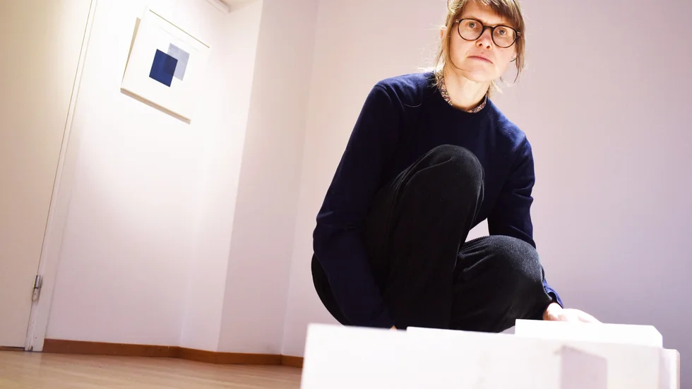 Karin Nordgren flyttade tillbaka till Skellefteå 2019, och har sedan dessa deltagit i en rad samlingsutställningar samt ställt ut ensam. Nu är det dags igen – den här gången på Galleri1. Arrangör är Skellefteå konstförening. 