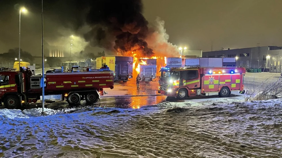 Flera lastbilar brinner på Bolandsgatan.