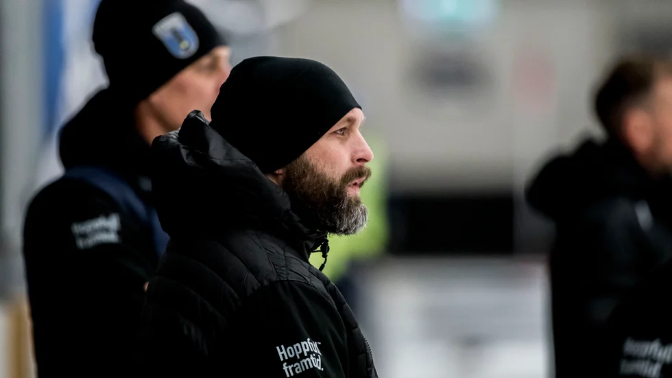 Oskar Robertson, tränare i Sirius, får fundera ut nya straffskyttar på löpande band.