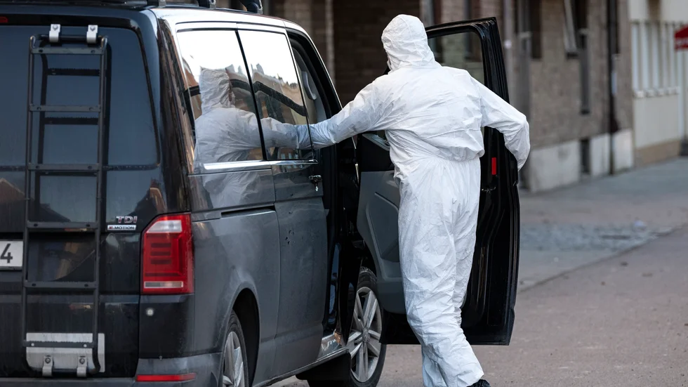 Polisens kriminaltekniker på plats vid ett flerfamiljshus i centrala Landskrona där en man hittats avliden i en bostad.