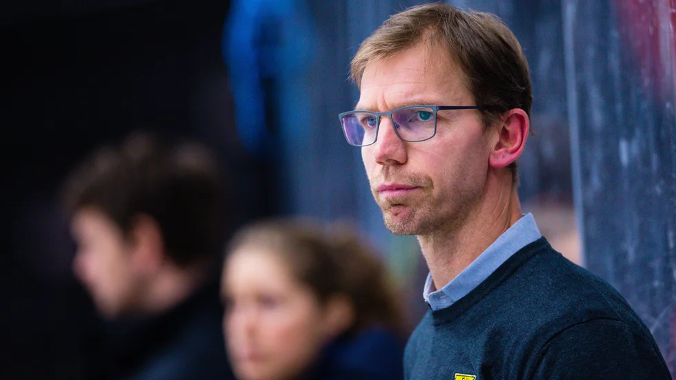 SSK:s sportchef Mikael Samuelsson kliver åt sidan.