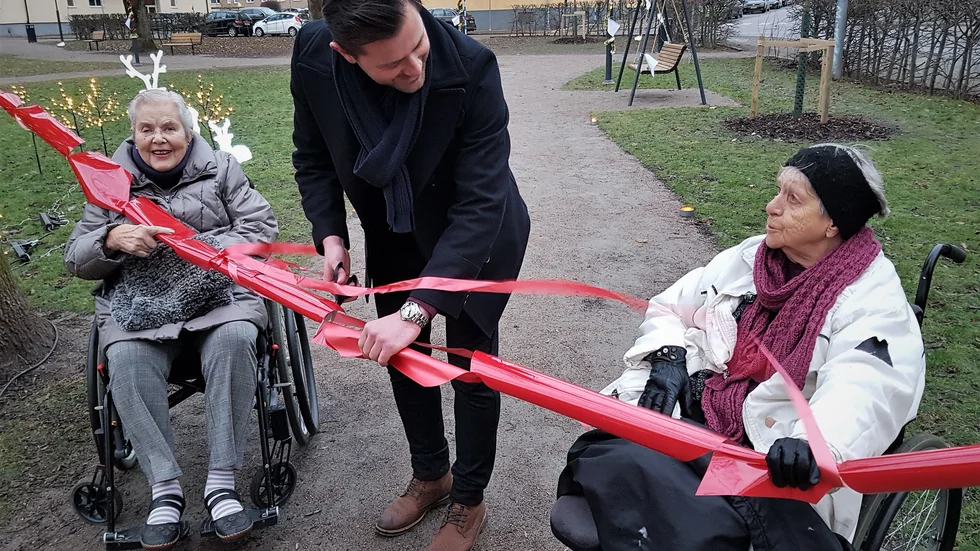 Anita Björk och Kerstin Svanholm är glada över att "deras" park har renoverats. Nu önskar de också att kommunen tillgängliggör parken från deras äldreboende. Mirsad Masinovic, Attendos regionala verksamhetschef inviger vinterljus i parken. 