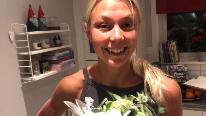Maja Nilsson sprack upp i ett stort leende när det var prisutdelning av Guldklockan i köket på Vattentornsgatan. Höjdhopparstjärnan är bäst i bygdens idrott i Motala-Vadstena 2021. "En overklig dröm som slagit in", skriver Jens Bollius.