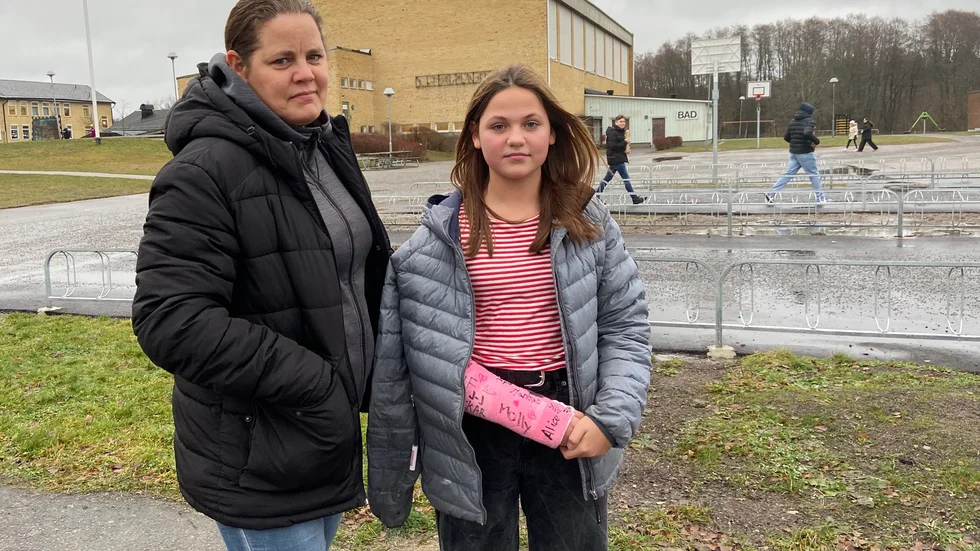 Helen Björling och dottern Ronja Björling framför Åkerskolan där 11-åringen skadade armbågen efter ett fall i måndags. Därav gipset på högerarmen.