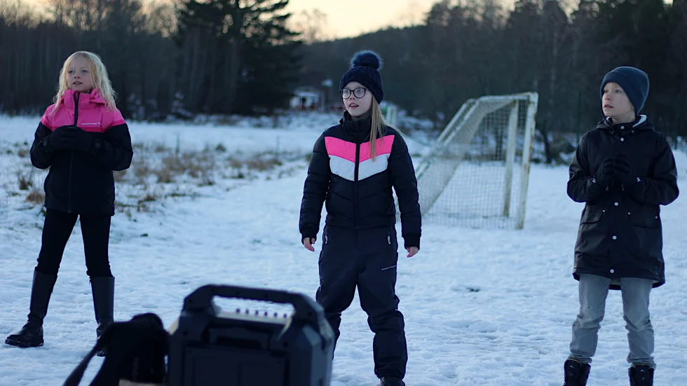 Från vänster syns Ellie, My och Melvin. "Ibland kommer Mari med sin högtalare på rasten så får man vara med och dansa på rasten om man vill", berättar Melvin. 