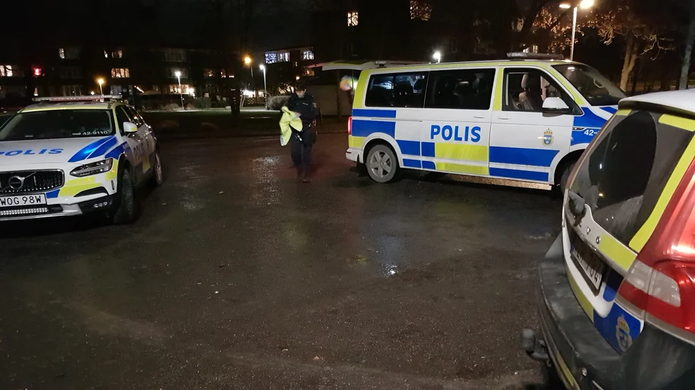 Fyra polisbilar fanns på plats när Correns reporter var i Skäggetorp. 