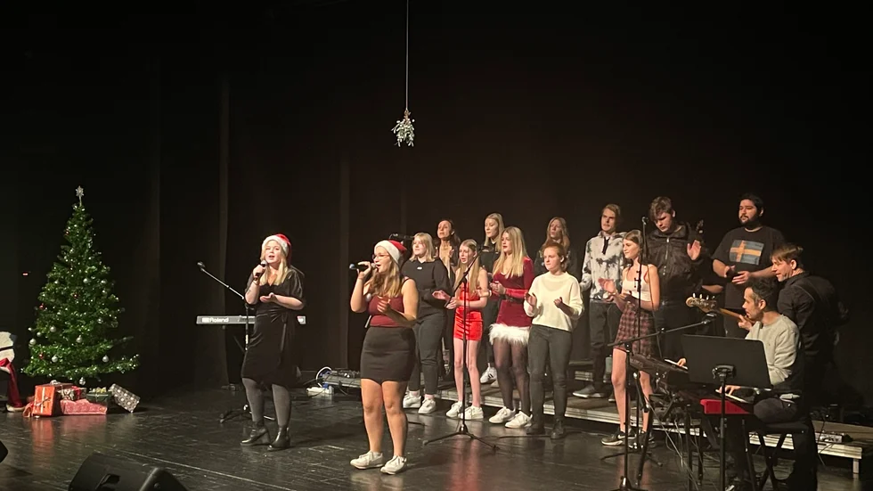 Elever och lärare från årskurs 2 och 3 på Westerlundska gymnasiets estetprogram framförde julkonserten "En smak av jul" vid Joar Blå.