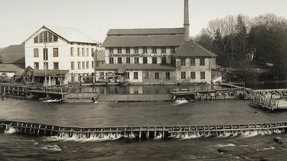 Holms vadd- och pappersfabrik omkring 1905. Ett av många företag som "Motalakungen" John Andersson hade intressen i.