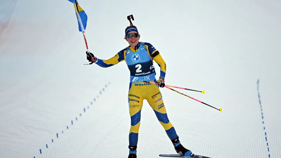Elvira Öberg vann masstarten ohotad efter kraftiga omsvängningar i sista skyttet.