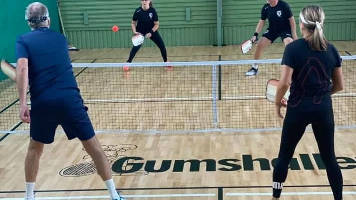 Nu går det betydligt bättre att spela pickleball i Gumshallen. Men det tog föreningen många arbetstimmar för att få golvet lagt.