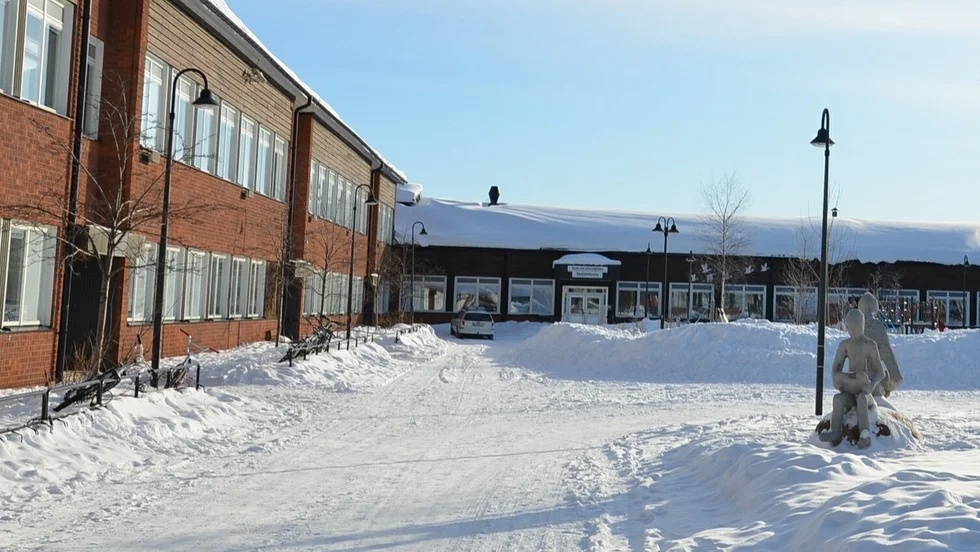 Ett större bråk ska ha utbrutit på Sjöparksskolan under onsdagen. Polisen i Norra Lappland bekräftar att de fått in en anmälan om misshandel.