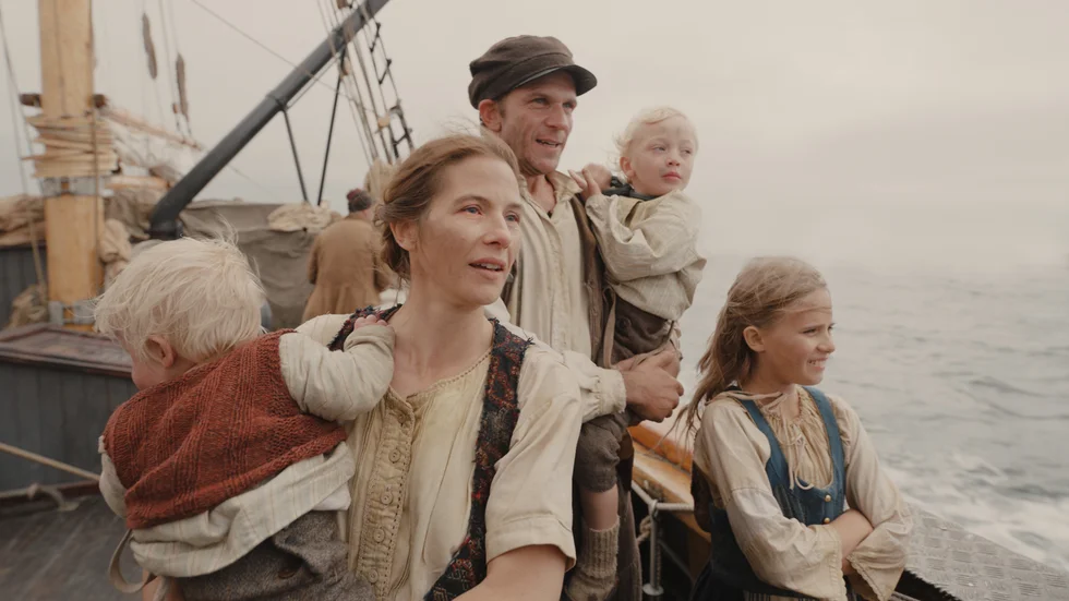 Kristina (Lisa Carlehed) och Karl-Oskar (Gustaf Skarsgård) lämnar Sverige för ett nytt liv i Amerika i Erik Poppes nyfilmatisering av Vilhelm Mobergs älskade romansvit om familjen Nilsson.