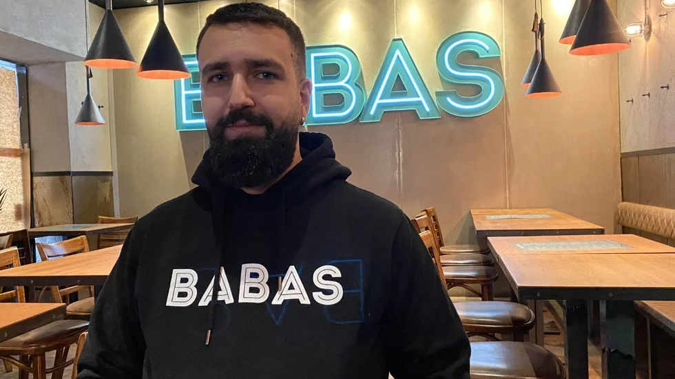 Ninos Basho, ägare till Babas Burger på Kungsgatan, gillar utmaningar.