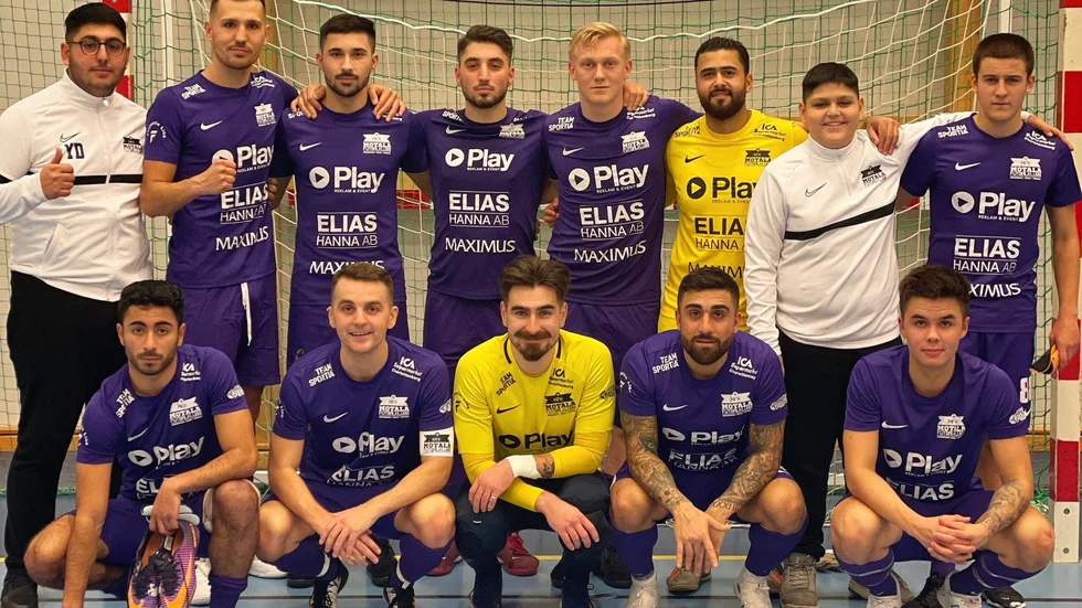 Motala FK:s lag är i glädjetillstånd efter viktiga 12-3 borta mot streckkonkurrenten Norrköping Bosna i division 2. Nu pekar mycket på division 1-kval i vår. 