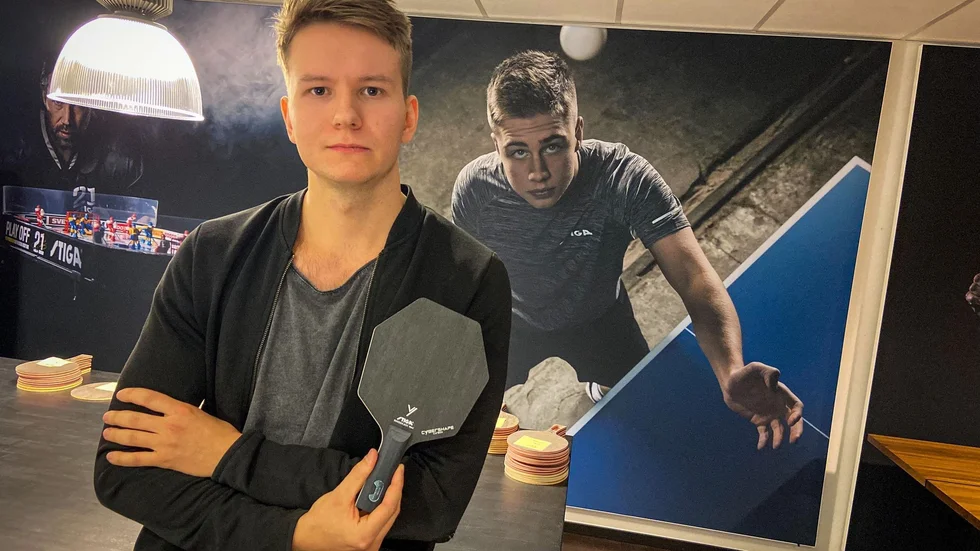 Filip Wirström med Stiga sports nya unika pingisracket Cyberspace som Truls Möregårdh har gjort succé med i VM. 