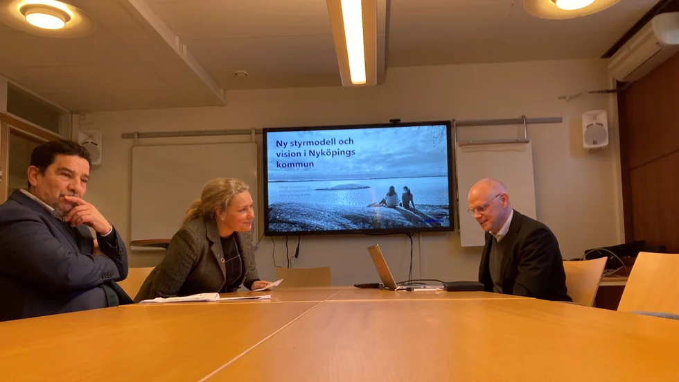 Att byta styrsystem är inte lätt att vare sig kommunicera eller beskriva, men Marco Venegas (MP), Martina Hallström (C) och Urban Granström (S) gör ett försök.