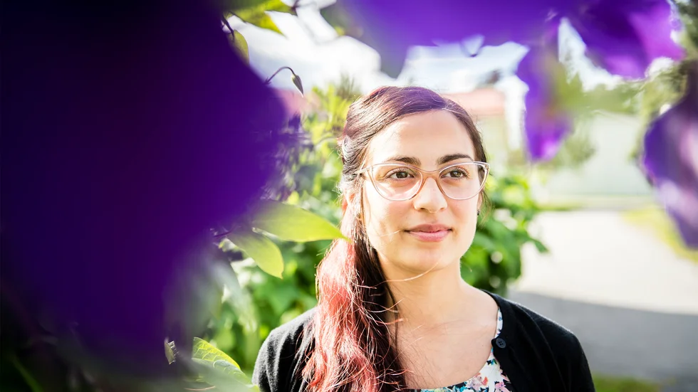 Blomsterdekorationer. Sex år efter starten är Rebecka Karlsson numera produktionsansvarig. Mycket tid ägnas ändå i ateljén, där hon skapar pärlmönster och fäster spetsblommor för hand. Foto: Thea Holmqvist.