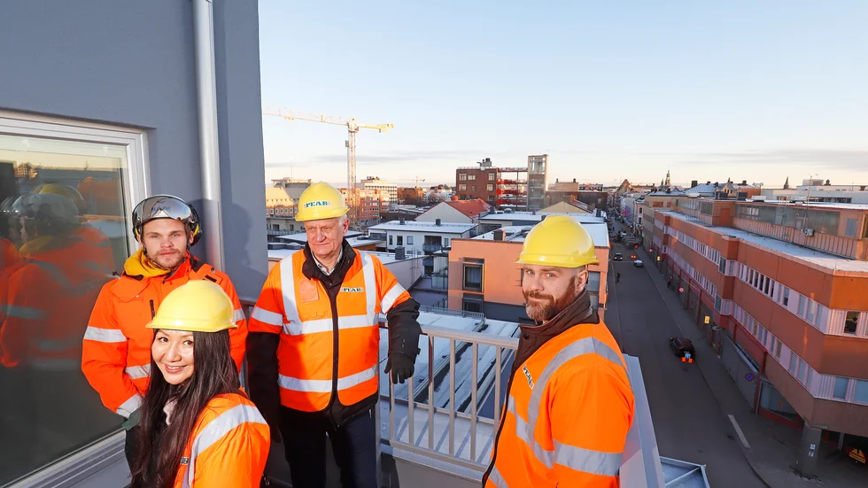Utsikten från en av terasslägenheterna i kvarteret Valsverket imponerar på projektledaren Charlotte Traneus, Gabriel von Bahr, platschef på Peab, Jonas Källström och Christoffer Fallqvist, fastighetsschef respektive förvaltare på Willhem.