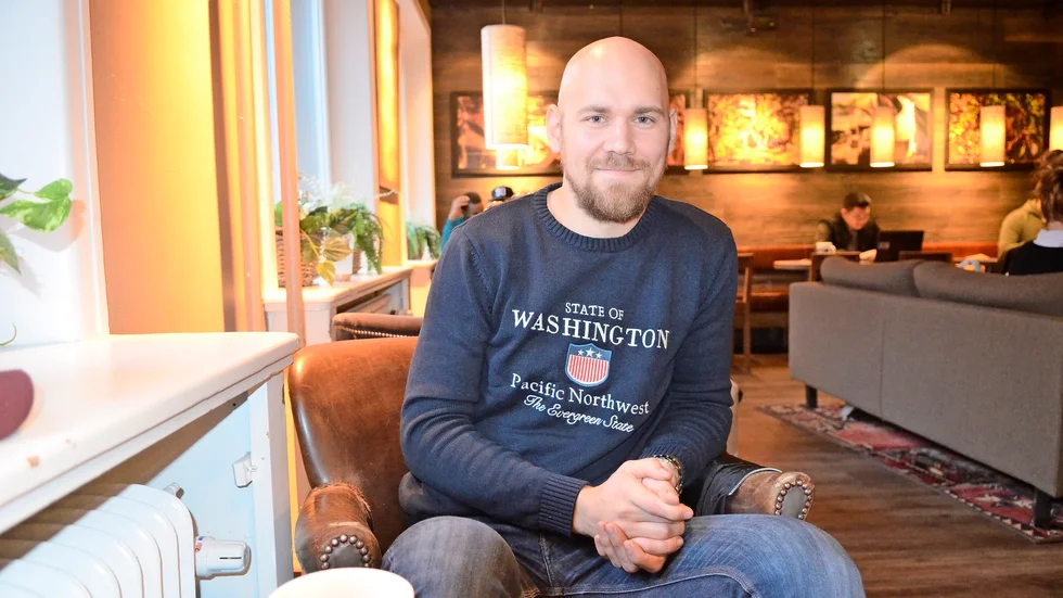 Glad igen. Mattias Lindström fick NHL-kontrakt och hade en spännande karriär på gång. Men två tuffa skador förändrade allt för den i dag 26-årige förre AIK-spelaren. Han har studerat, börjat jobba och har börjat spela hockey division II. Foto: Adam Savonen.