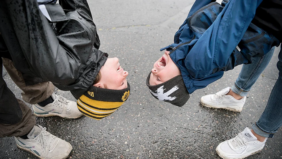 Tillsammans. Båda bröderna Edström, Elton och Kian, gillar att busa. Foto: Lars Eriksson.