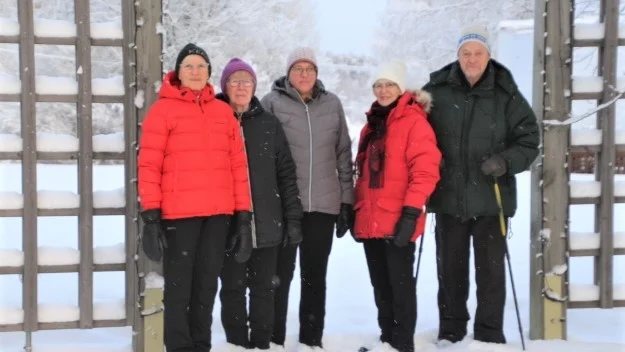 Sonja Andersson, Elsa Nilsson, Ulla Wennberg, Karin Kvist och Lennart Stylbäck från PRO Överkalix på promenad.