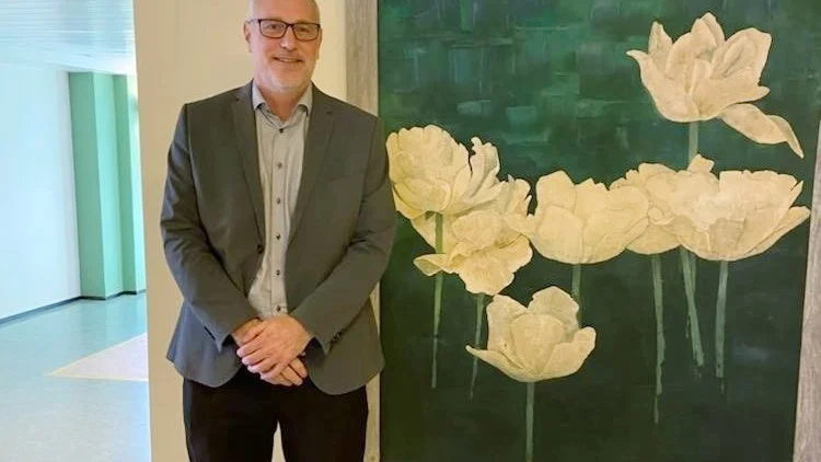 Peter hjälper handläggarna med svårare juridiska frågor.
