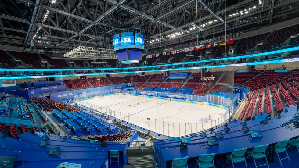 Så här tomt blir det inte på läktarna när det snart spelas OS-hockey. De kinesiska myndigheterna kommer att släppa in utvalda grupper som åskådare på de olympiska arenorna.
