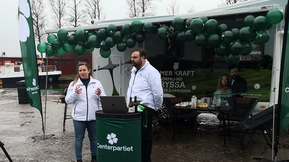 Valrörelsen är trögare och kallare i februari än i september. Men Victoria Barrsäter och John Carlsson har redan kört igång sin, med start i Trosa hamn.