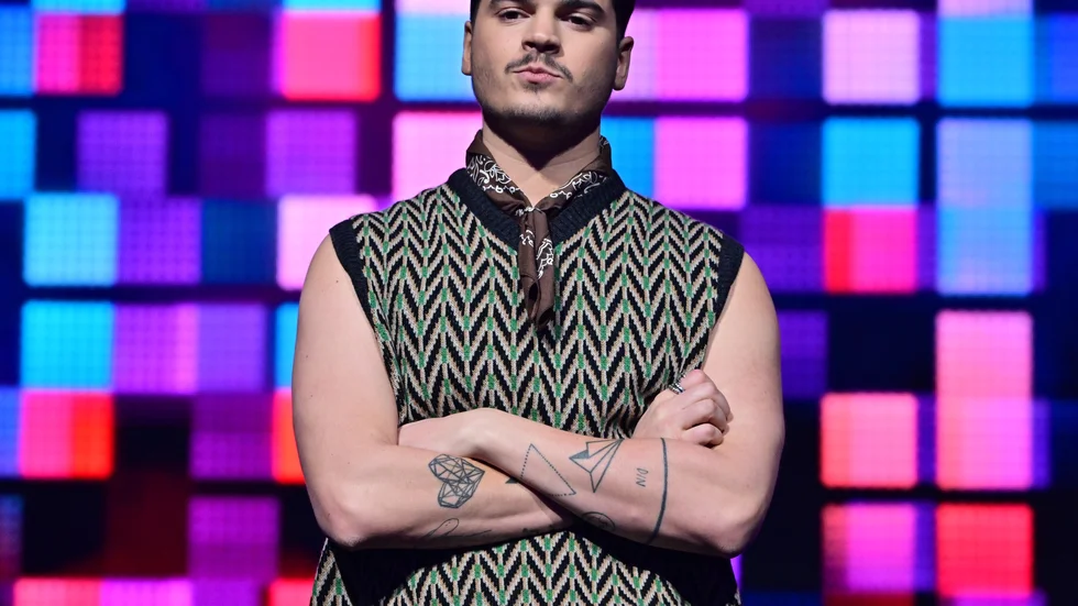 Oscar Zia programleder årets Melodifestival tillsammans med sidekicken Farah Abadi.