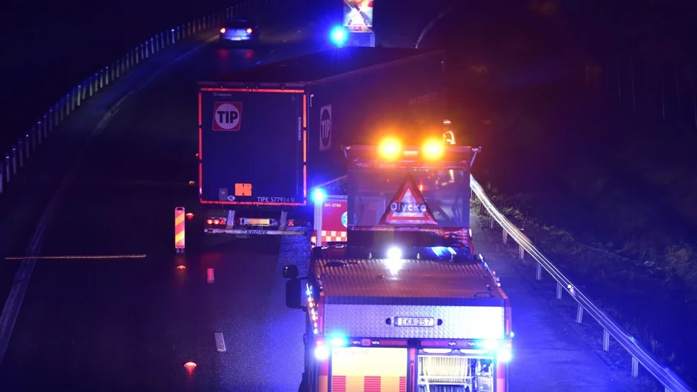 En lastbil blev stående och blockerade både höger körfält och vägrenen efter en olycka på E4 i höjd med Vagnhärad på lördagsmorgonen.