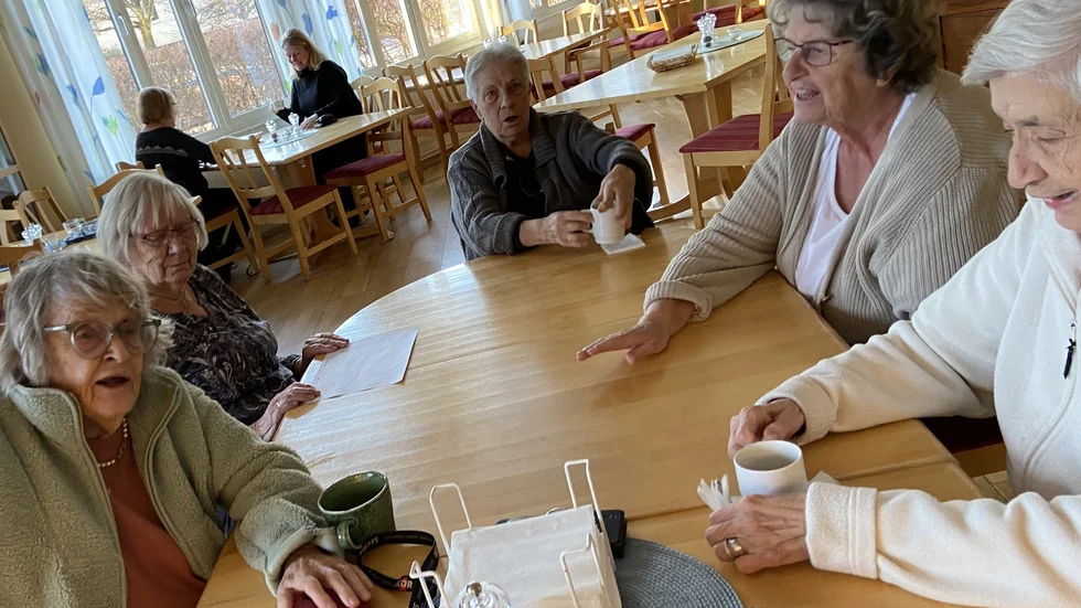 Stammisarna Birgitta Bergqvist, Maj-Lis Löf, Aina Särnblad, Thelma Benedicks och Ingegärd Svensson kommer ofta tidigt och går sent från Träffpunkten i Gnesta.